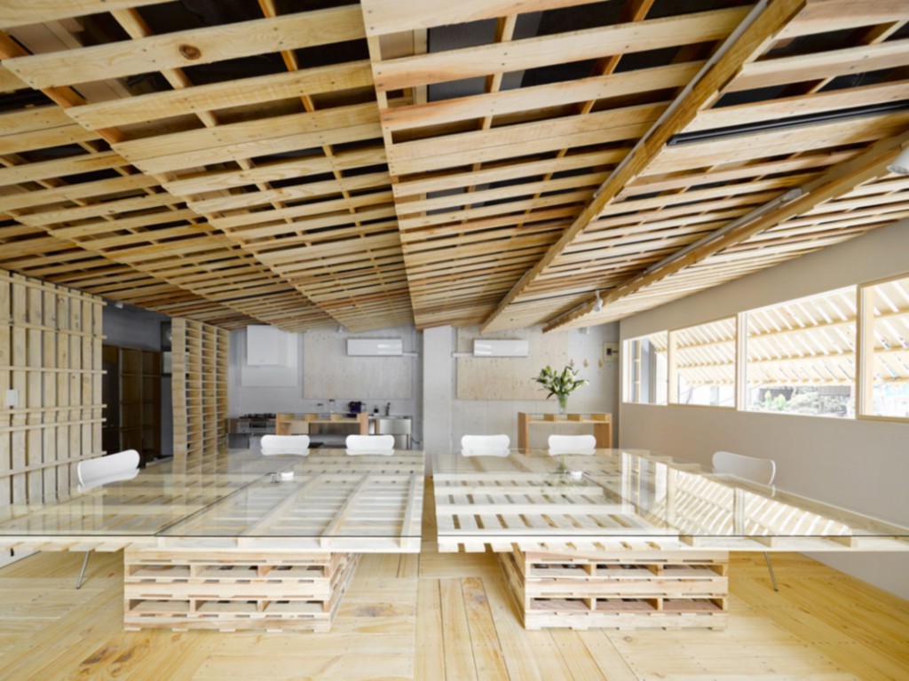 L'interno dell'ufficio ristrutturato con il progetto Shitomito Pallet dallo studio Hiroki Tominaga Atelier
