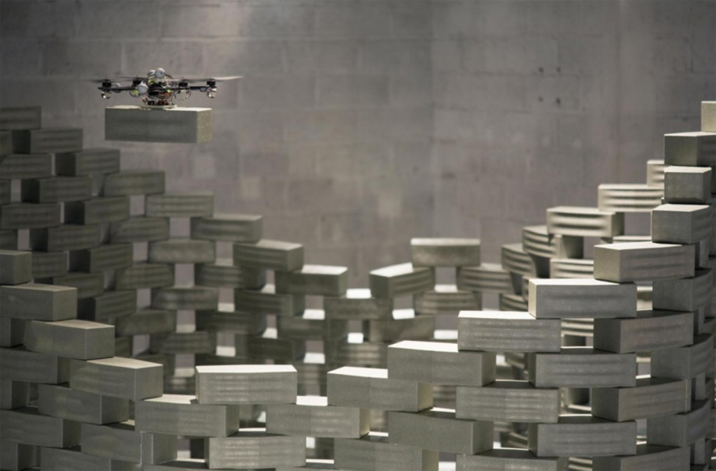 Droni al lavoro nell'esperimento Flight Assembled Architecture, condotto da Eth di Zurigo