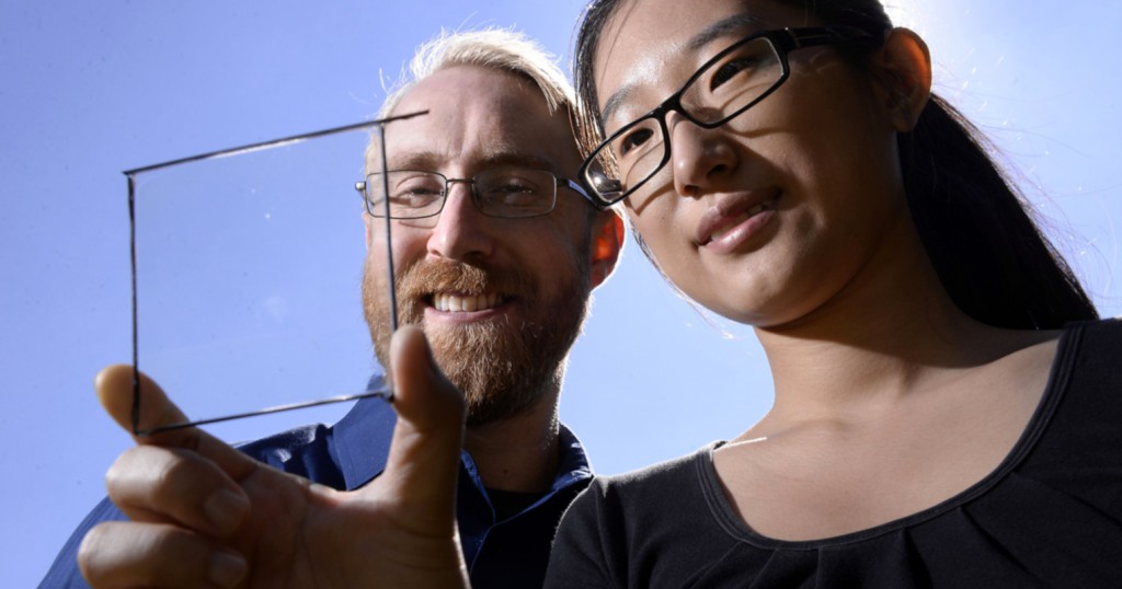 Il professor Richard Lunt con un ricercatore del suo gruppo alla Msu e il pannello solare