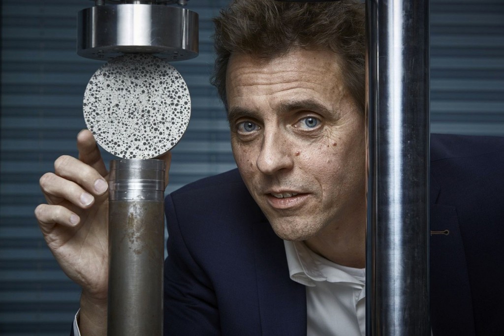 Il microbiologo Henk Jonkers dell'Università di Delft con un campione di Bio-Concrete