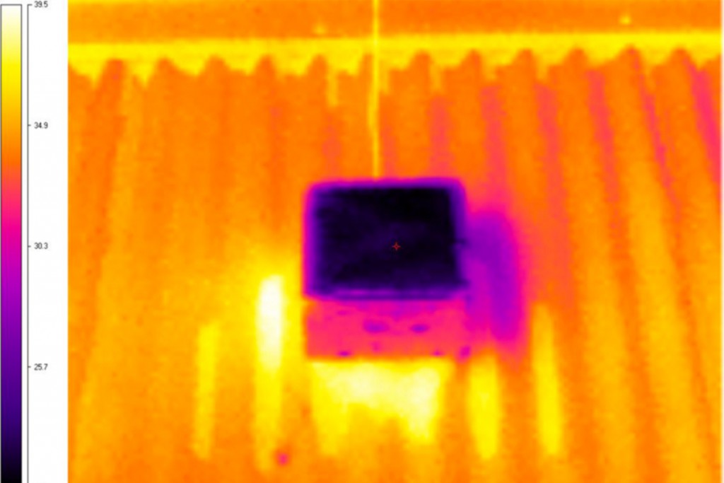Un'immagine a infrarossi che mostra la differenza di temperatura tra la nuova superficie (centro) e di un tetto freddo esistente utilizzato nel test. Immagine dal gruppo di ricerca della Sidney University of Technology 