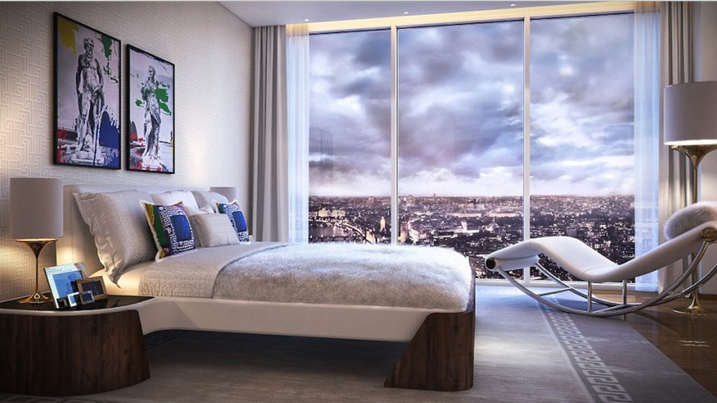 La camera da letto firmata Versace di uno dei 360 appartamenti della torre Aykon Nine Elms 