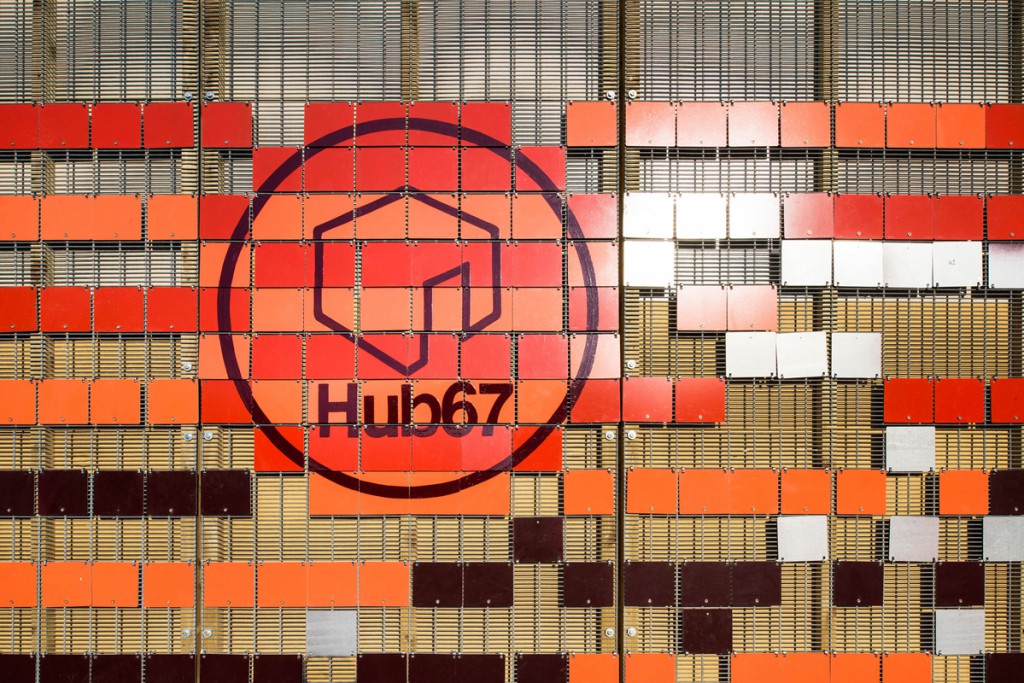 Il logo del centro sociale Hub 67 a Londra, costruito con materiali riciclati dai Giochi Olimpici e Paraolimpici del 2012