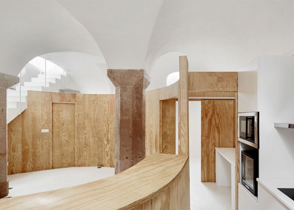 Un dettaglio della cucina dell'appartamento ristrutturato dall'architetto Raul Sanchez a Barcellona