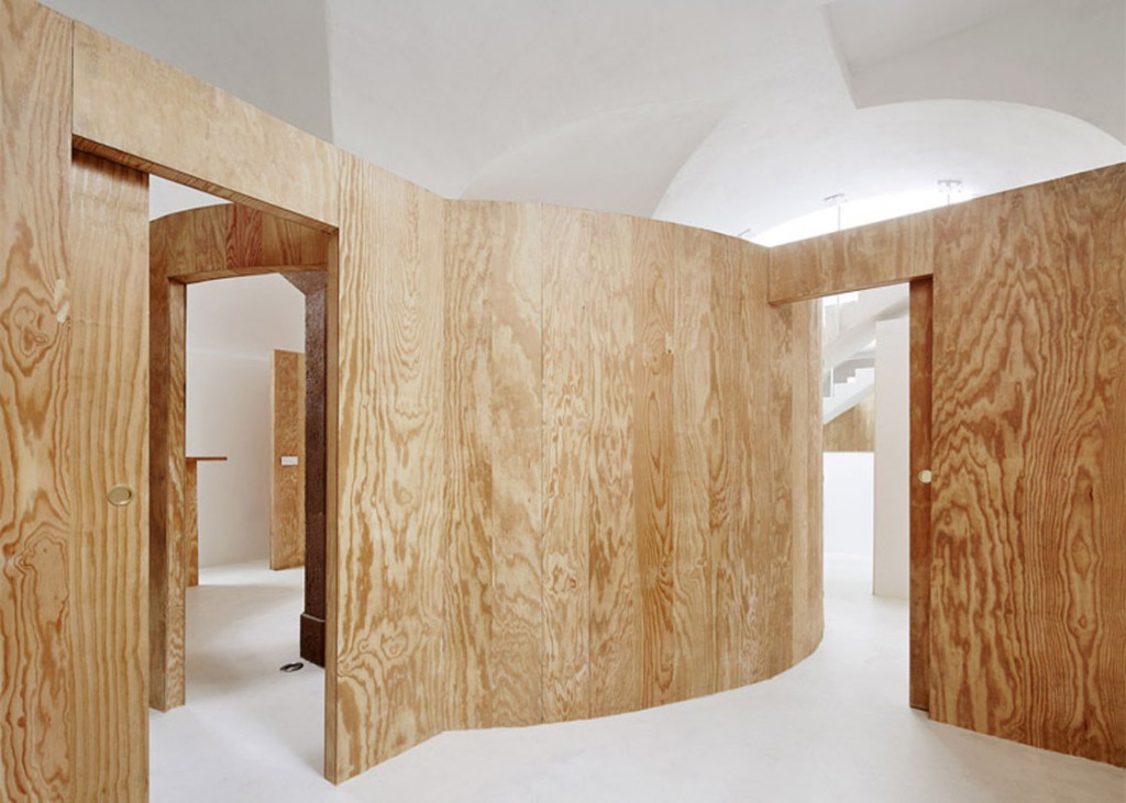 Le pareti divisorie con le porte scorrevoli dell'appartamento ristrutturato dall'architetto Raul Sanchez a Barcellona
