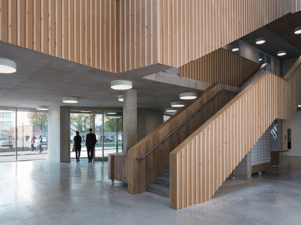 Listelli di legno applicati sulla struttura delle scale e ai bordi del mezzanino scale 