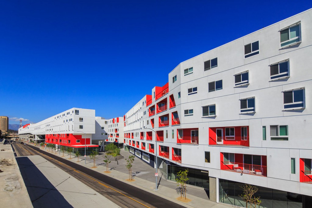 Il complesso residenziale One Santa Fe costruito a Los Angeles in un'ex area industriale 