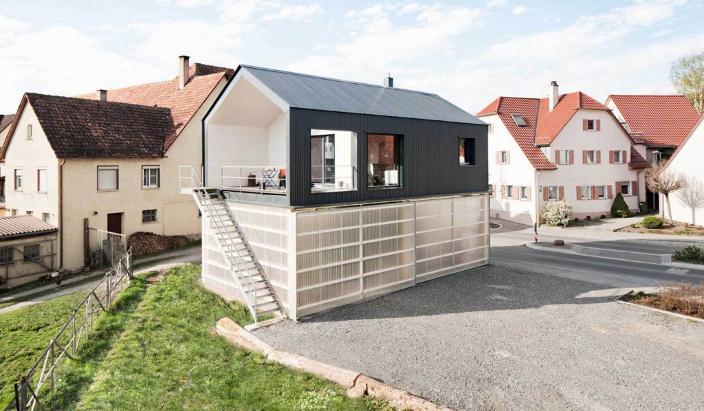 La casa battezzata Unimog ristrutturata dagli studi Fabian Evers Architecture e Wezel Architektur 