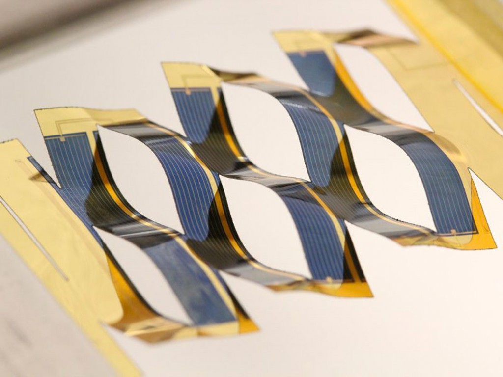 La cella solare costruita con una pellicola convenzionale con i tagli kirigami 