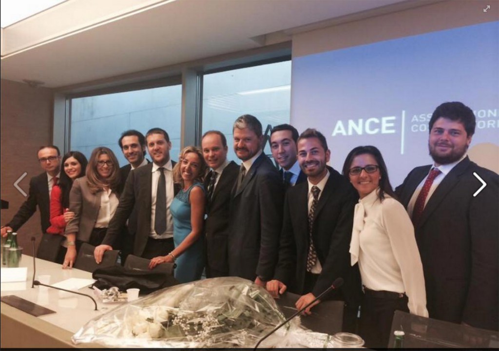 Il gruppo dei giovani costruttori di Napoli festeggia la neo presidente Roberta Vitali (al centro con il vestito azzurro)