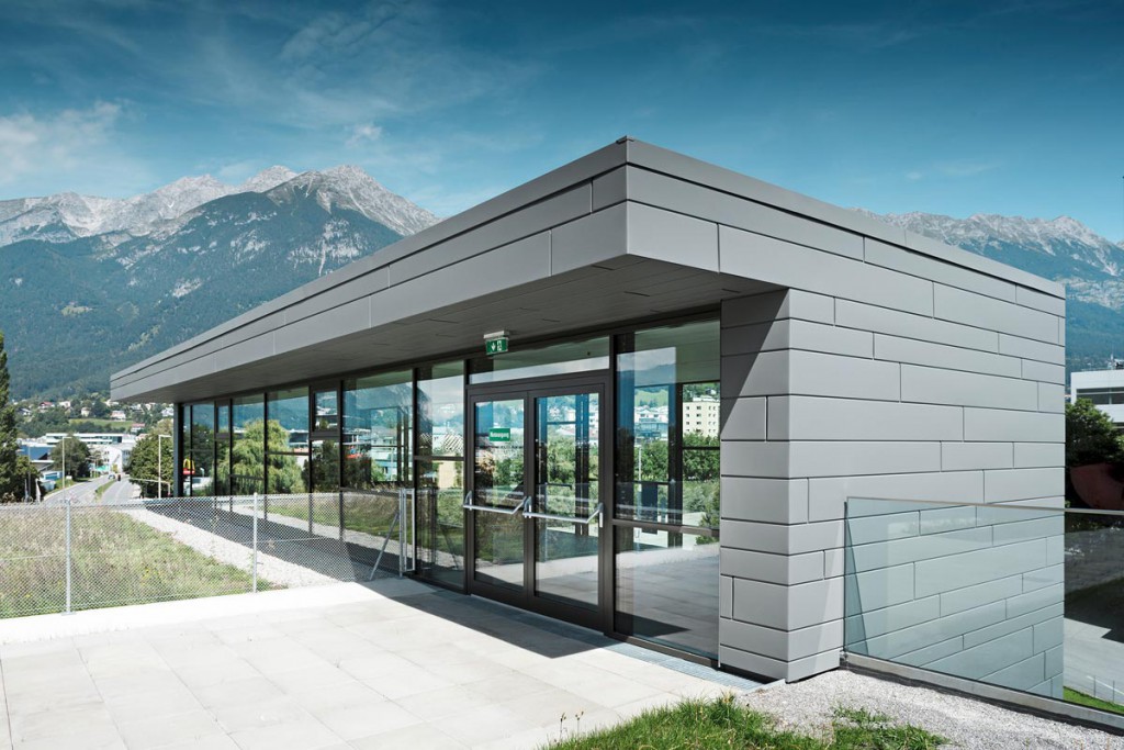 L'ampia vetrata del Centro di formazione AZW di Innsbruck, rivestito con le doghe Prefa P10
