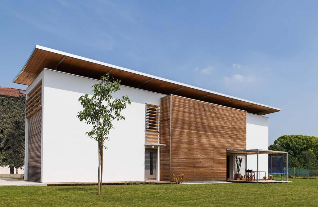 Casa Feruglio costruita in legno massiccio soligno, il sistema a incastro 100% ecologico di Rubner Haus