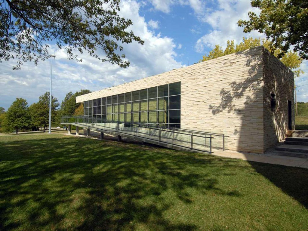 Il Center Design Research dell'Università del Kansas a Lwrence con l'ampia parete a vetri SageGlass