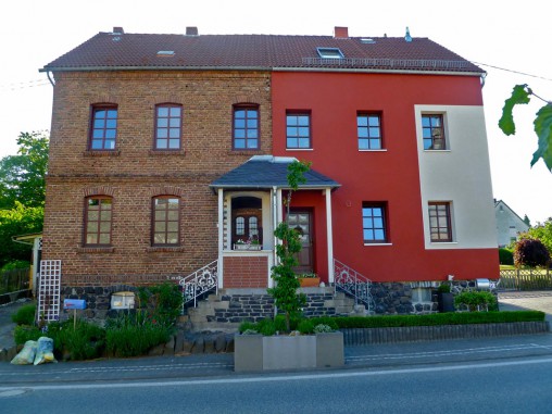 Un edificio in Germania con un sistema di isolamento a cappotto nella parte destra