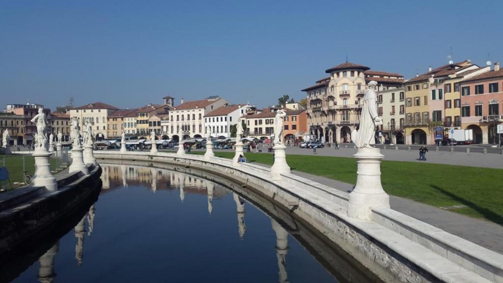 La piazza di Prato della Valle a Padova con le sue 78 statue