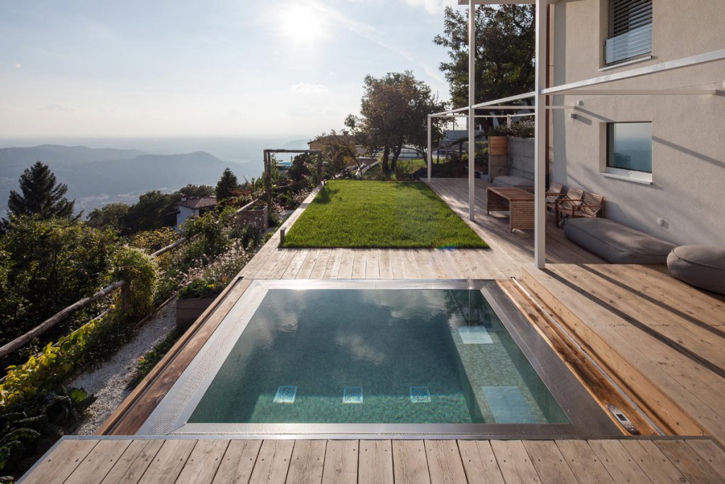 La piscina installata nel terrazzamanto di una villa del Canton Ticino