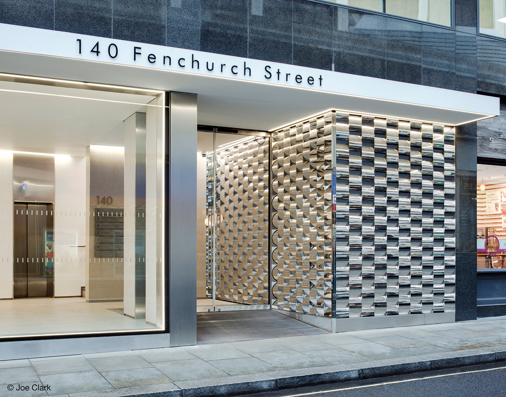 L'ingresso degli uffici al 140 di Fenchurch Street con l parete in acciaio inox