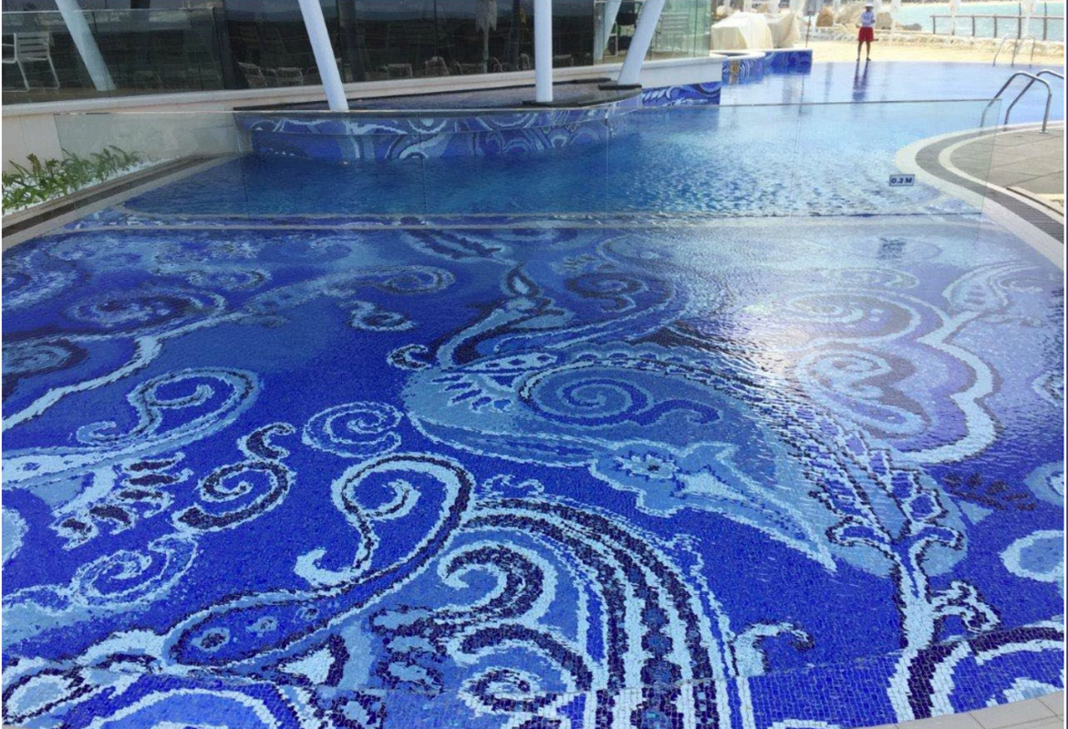 Il mosaico realizzato da Sicis per la piscina esterna del Burj Al Arab