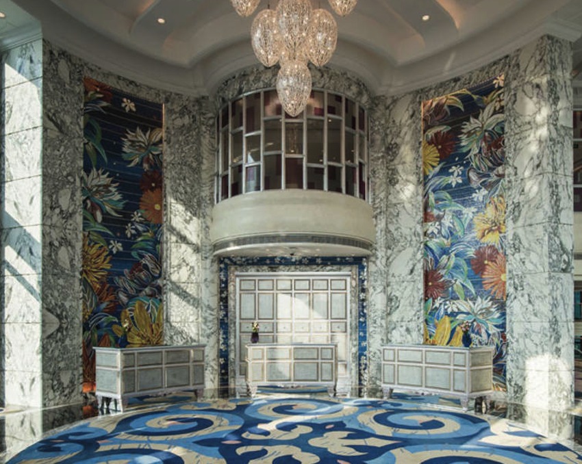 Il foyer al settimo piano del The Reverie Hotel e la composizione Flower Power arricchita con inserti Colibrì e Platino