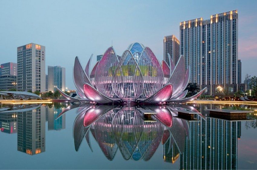 Wujin, il loto gigante a Jiangsu ospita uffici della pubblica amministrazione. L'entrata è in un sotterraneo collocato sotto il lago artificiale