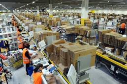 L'interno di un magazzino di Amazon