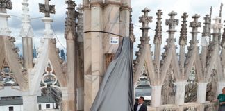 La targa di Mapei sulla guglia del Duomo di Milano