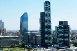 Al centro, la torre Aria, a Milano