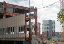 La demolizione del vecchio centro delle Poste a Milano