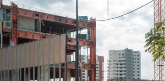 La demolizione del vecchio centro delle Poste a Milano