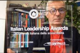 GiulianoDall'O, presidente di Gbci, con la targa del premio
