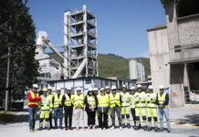 Il gruppo di rivenditori e manager di Heidelberg Materials nel sito produttivo di Cagnano (l'Aquila)