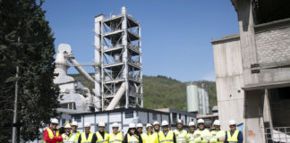 Il gruppo di rivenditori e manager di Heidelberg Materials nel sito produttivo di Cagnano (l'Aquila)