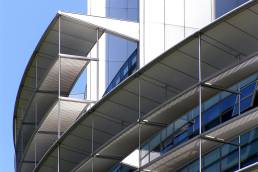 Un edificio con carpenteria metallica