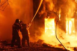 Incendio della facciata di un edificio