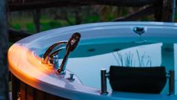 Area wellness esterna con vasca idromassaggio
