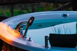 Area wellness esterna con vasca idromassaggio